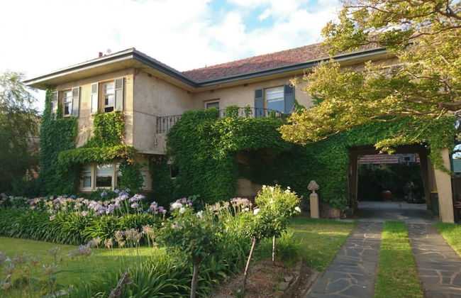 Beautiful 2 Story Manor Close to Beach and all - Foto 1