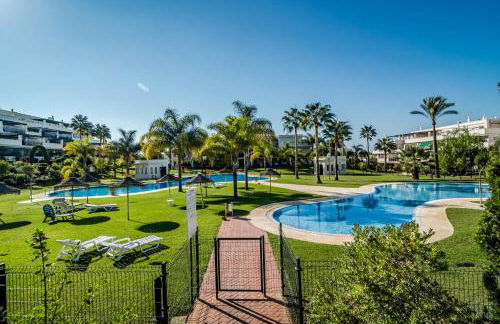 Sensational and Exotic 3-Bedroom Retreat in Nueva Andalucia with a Palm Garden - Foto 47