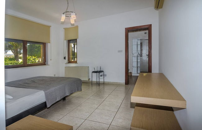 Incredible Large Villa In Paphos Sleeps 14 Children Pool, Jacuzzi, Huge Garden - Foto 4