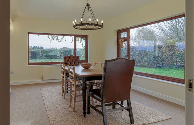 Charming 3BD Cotswolds Family Retreat - Photo 21