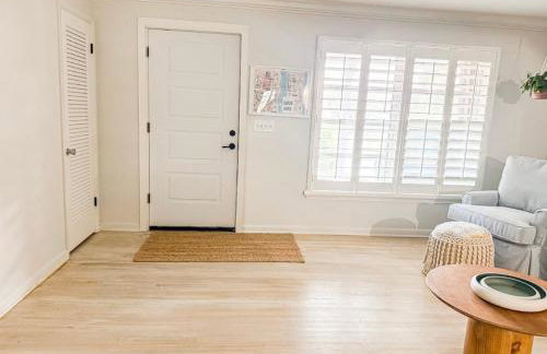 Tropical PoolHome Walk to Shops Near Beach - Foto 46