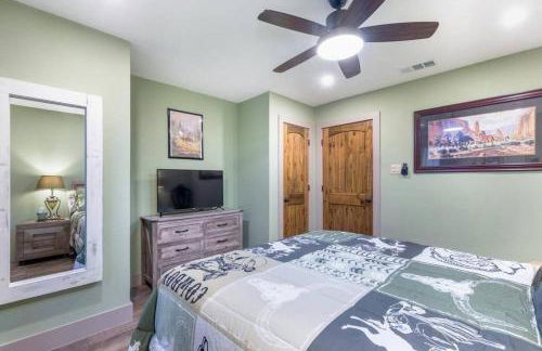 Stockyards 5 mins!-New!-Sleeps 8. Cowboy Bungalow - Foto 27