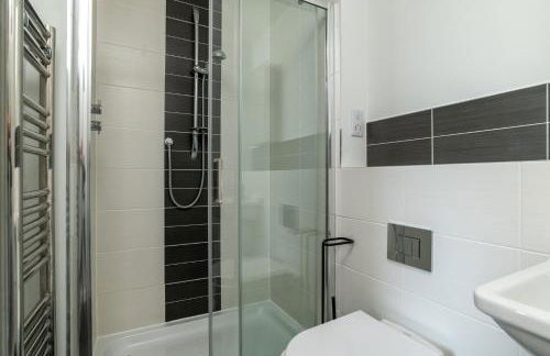 Central comfort and explore nearby cafes - Photo 9