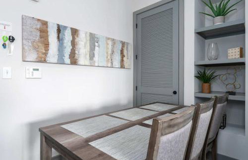 Luxury Apartment with Pool, Restaurants, Shopping) - Photo 16