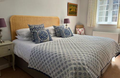 Stylish 1-bed Cottage Escape in Piddlehinton - Photo 12