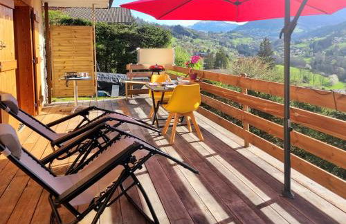 Private terrace, cosy appartement, ideal couple, bbq,relax, welcome, near La Clusaz, Grand Bornand, Annecy and lake, many sports and entertainment activities summer and winter - Foto 1