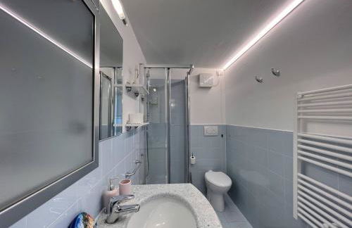 WELCOME RIVIERA - AL CASTELLO-VISTA MARE -ROMANTICO e CENTRALE a 20 METRI DAL MARE-toll parking at 15 euro per day to be booked in advance -subject to availability - Foto 47