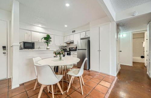 Your 2B Getaway - Steps 2 Dtwn - Sleeps 6 - Pool and Prkg - Foto 16