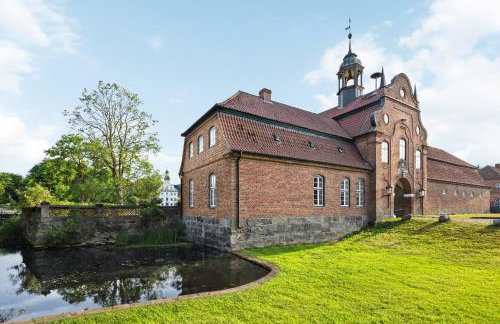 GUT KLETKAMP "Altes Torhaus" - Historisches Ferienhaus mit 5 Schlafzimmern I Kamin I Garten & Terrasse I Seeblick I 15 Min zur Ostsee I Moderne Küche I Hundefreundlich I Parkplätze I WLAN - Foto 25