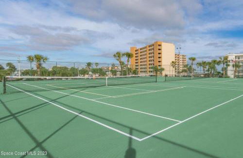 Coastal 2BR Oceanfront Escape, Steps from Sand & Pool - Foto 24