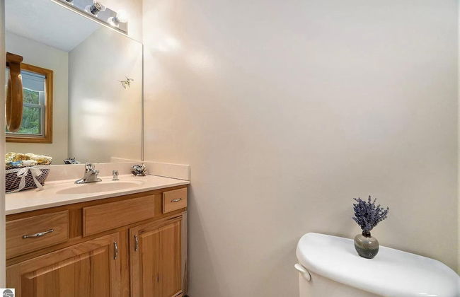 Firefly Lodge! Boardman River! Hot Tub! Woodstove! - Foto 14