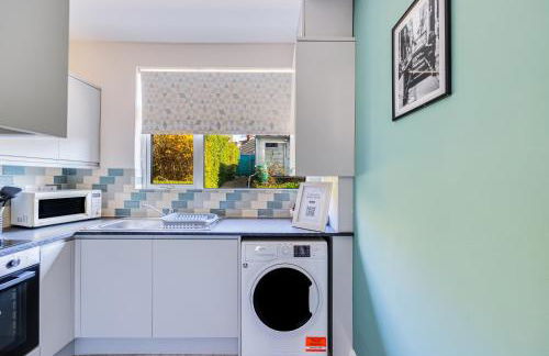 Charming Detached Bungalow - Close to Town Centre - Driveway Parking, Self-Check-In, Fast WiFi and Garden by Yoko Property - Photo 16