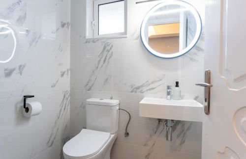 Comfortable 3-Bedroom Seaside Maisonette - Photo 51