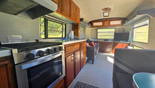 Peaceful Farm Airstream Camper Retreat - Hot Tub - Foto 3