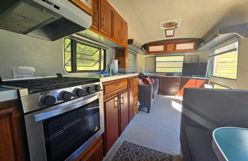 Peaceful Farm Airstream Camper Retreat - Hot Tub - Foto 3