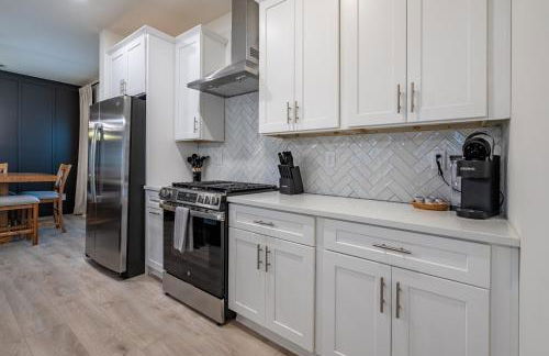 Modern Emerson retreat close to LakePoint Sports - Photo 10