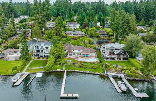 Stunning Waterfront Mansion with Pool and Hottub - Foto 1