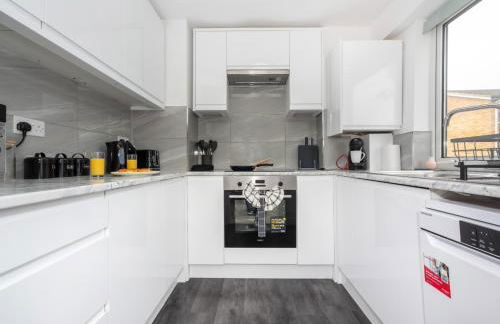 Beautiful Orpington Home w Pool Table and Driveway - Photo 18