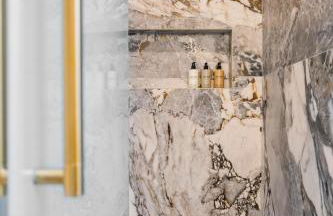 Sapphire Bloom, Boutique Lake Retreat with Hot tub - Foto 12