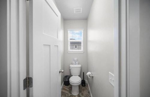 Charming Family Stay w Arcade Theatre Ski Haven Walking trails and river walk in backyard - Foto 25