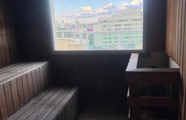 Ap na beira da praia dos cavaleiros Macaé Palace - Foto 12