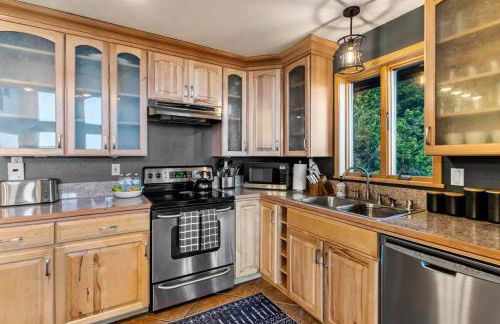 Family Mountain Getaway w Hot Tub and Amazing Views! Close to Hiking & Skiing - Foto 11