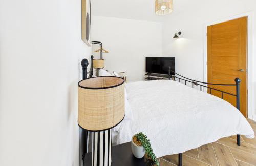 5-Bed Retreat with Hot Tub, Garden & Relaxing Views - Foto 17