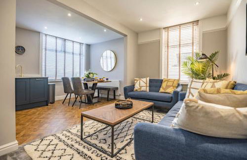 luxury 2 bed apartment, sea view, near the beach. - Foto 1