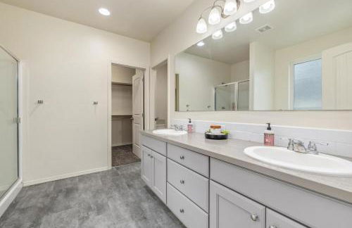 Modern Luxurious 4-bedroom Centrally located home - Foto 34