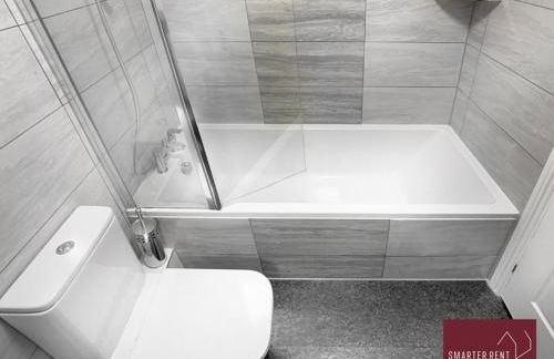 Knaphill - 2 Bedroom Terrace House - With Garden - Photo 12