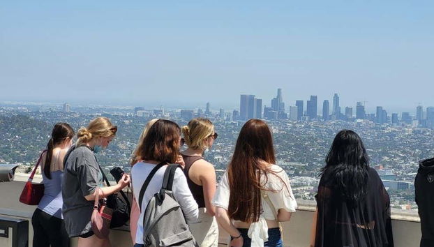 Jeunes gens contemplant la vue depuis l'Observatoire