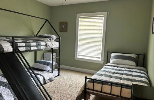 Lakeside Retreat with pool, dock & game room - Foto 26