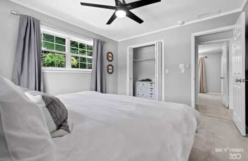 Creekside Oasis - 5BR Retreat with Pool & Hot Tub - Foto 23