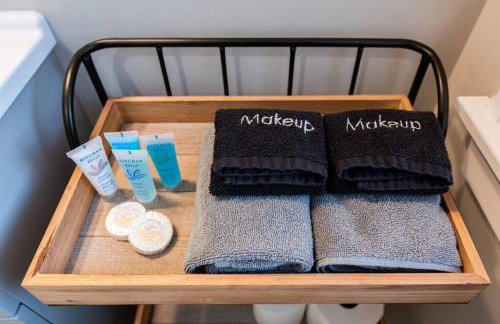 2BR Haven: Remodeled Gem! - Foto 35