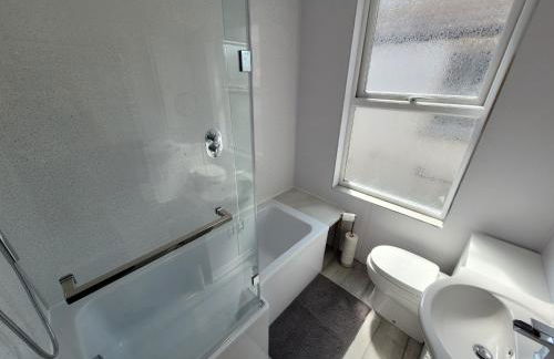 Home away from home by the sea - Foto 41