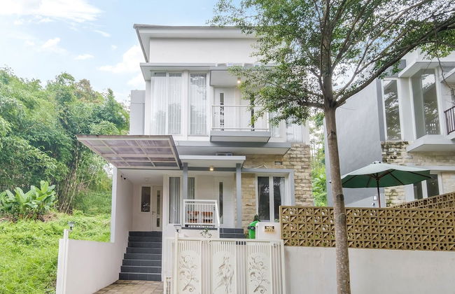 Calma Edelweiss Villa Lawang Malang - Photo 1