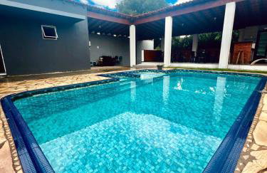 Casa com PISCINA no Centro - Foto 1