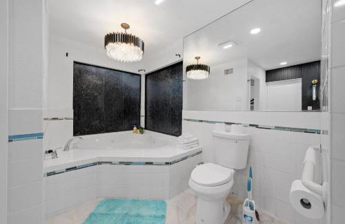 Entire Private Home with 4 Bedrooms 3 Bathrooms, Big Yard, View, , King Bed, 10 Parking, Available Now - Foto 77