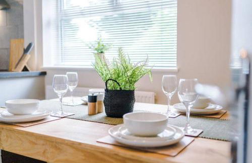 Cheerful 3 bedroom home with parking near Chester - Photo 28