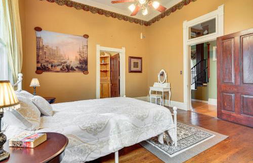 Historic Home with Fireplace and Porch Walkable Area! - Foto 15