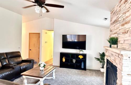 HOT TUB! King Bed-Firepitt-Near Airport& Freeway - Foto 1