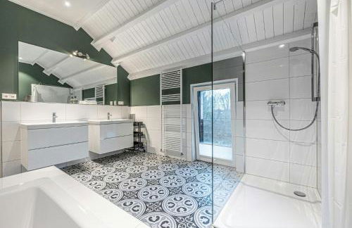 Traditional Architecture Meets Modern Design - Photo 19