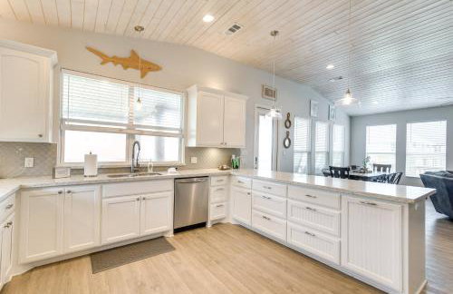 Luxe Crystal Beach Retreat with Views! Walk to Shore - Foto 10