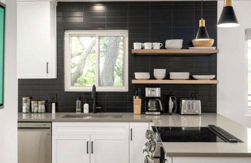 Relaxed Hillside Retreat with Hot Tub and Skyline Views - Foto 20