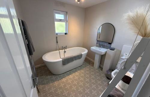 Spacious modern detached house in eye near A140 in the town centre - Photo 9