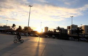 Apto na Praia de Atalaia a 100 metros da Passarela do Caranguejo - Foto 33