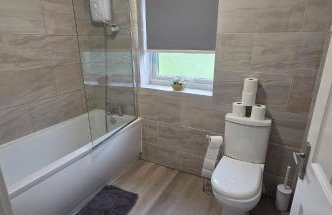 The Calvers - Contractor ready 4-bed house parking, fast WIFI & smart TVs by Hosterooo - Foto 8