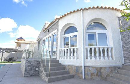 Modern Detached 4 Bed 3 Bath Villa with private pool close to all amenities - Foto 45