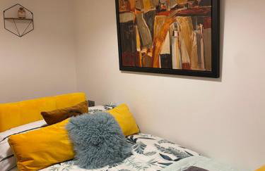 Lovely 3 bed with jacuzzi, close to airport, driveway, wifi - Foto 25