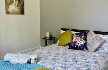 #56 4-Bedroom House Near Shops with Free Parking - Foto 16